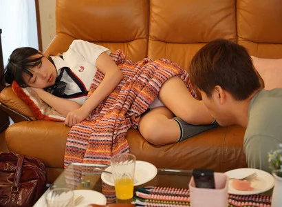 Gã này đang dập em gái mới lớn của người yêu